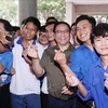 Premier de Vietnam aclara dudas de votantes jóvenes en Can Tho