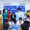 Esposa del presidente mongol visita escuela primaria en Hanoi 