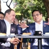 Primeros ministros de Vietnam y Belarús visitan Torre de la Bandera de Hanoi y disfrutan del café vietnamita