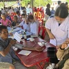 Médicos vietnamitas brindan consulta médica gratuita a coterráneos y laosianos en Laos