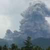 Entra en erupción volcán Dukono de Indonesia