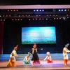 Contemplan danzas folclóricas punjabíes de la India en Ben Tre