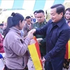 Vicepremier vietnamita visita y entrega regalos en Dien Bien por motivo del Tet