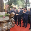 Líder partidista ofrece incienso en Ciudadela Imperial de Thang Long