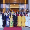 Presidente parlamentario recibe a delegados destacados de Hanoi 
