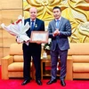 Vietnam entrega medalla conmemorativa de amistad a embajador argelino