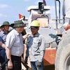 Premier vietnamita inspecciona proyectos de autopistas en región central