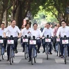 Primer ministro de Vietnam y su homólogo neerlandés recorren Hanoi en bicicleta