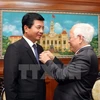Remise de l’Insigne de Ho Chi Minh-Ville à l'ambassadeur du Laos au Vietnam 