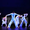 Les artistes américains donnent un cours de danse à des étudiants vietnamiens