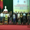 Des fauteuils roulants du Japon offerts aux handicapés de Thai Binh 