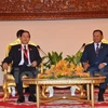 Le président du Sénat cambodgien reçoit une délégation de l’AN du Vietnam