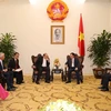 Le PDG du groupe AIA reçu par le vice-Premier ministre Vuong Dinh Hue
