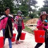 Remise de produits d'hygiène à des femmes pauvres de Kon Tum