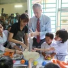 L’ambassadeur américain offre des cadeaux aux victimes de l’agent orange