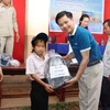 Vietnam Airlines : remise de bourses scolaires à des enfants handicapés laotiens