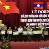 Le Laos met à l’honneur des volontaires et experts vietnamiens