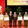 Le Laos décore des volontaires et experts de la province de Ha Tinh
