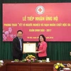 La Croix-Rouge vietnamienne reçoit des dons pour les pauvres