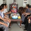Des cadeaux de Tet aux familles cambodgiennes d’origine vietnamienne 