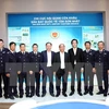 Le PM rend visite aux douaniers de l'aéroport international de Tân Son Nhât