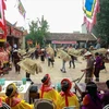 Un festival de village avec des buffles en paille