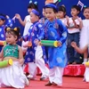 Les enfants avec la culture traditionnelle des ethnies vietnamiennes