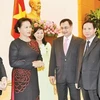 La présidente de l’AN rencontre les nouveaux ambassadeurs et représentants vietnamiens