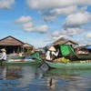 Aides vietnamiennes pour des habitants du Tonlé Sap