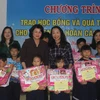 Dang Thi Ngoc Thinh remet des cadeaux de la Mi-automne à Hue