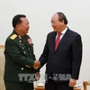 Le Premier ministre Nguyen Xuan Phuc reçoit le ministre laotien de la Défense