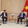 Le vice-P​M Trinh Dinh Dung reçoit le directeur général de Samsung Vietnam