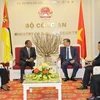 Le ministre Tô Lâm reçoit les ambassadeurs mozambicain et russe