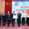 Le Premier ministre honore des médecins et des jeunes figures exemplaires du Vietnam