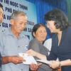 Dang Thi Ngoc Thinh remet des cadeaux aux personnes méritantes à Quang Nam