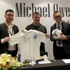 Le footballeur Micheal Owen présente une collection de mode au Vietnam 