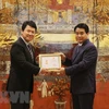 L'ambassadeur adjoint du Japon au Vietnam reçoit le titre "Pour l’édification de la capitale" 