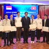 Des élèves vietnamiens reçoivent des bourses de l'ASEAN 