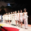 Phuong My apporte des vagues de l'océan à la Vietnam International Fashion Week 2015