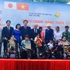 Un ancien PM japonais offre 50 fauteuils roulants aux enfants victimes de l'agent orange/dioxine 