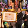 La vice-présidente remet le certificat couronnant le temple Trân Thuong