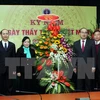 Des dirigeants félicitent les médecins vietnamiens