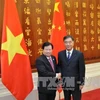 Entrevue entre les vice-PM Trinh Dinh Dung et Wang Yang