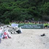 Une centaine de volontaires nettoient des îles et îlots de la baie de Ha Long