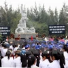Des jeunes Viêt kiêu visitent le mémorial de Son My