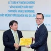 L’Ambassadeur néo-zélandais Haike Manning reçoit l’insigne "Pour l’œuvre de l’éducation du Vietnam"