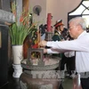Nguyen Phu Trong offre de l'encens à l'ancien secrétaire général du PCV Le Duan à Quang Tri