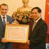 Remise de l’Ordre d’amitié à l’ex-ambassadeur de France au Vietnam 