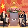 La présidente de l’AN Nguyên Thi Kim Ngân reçoit le sénateur américain John McCain