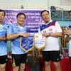 Echanges sportifs entre l’Ambassade du Vietnam et le Bureau présidentiel du Laos